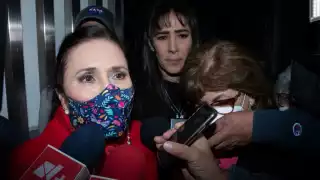 Rosario Robles acude a firmar y entrega su pasaporte a la FGR