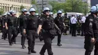 Los medios locales informan que uno de los oficiales ha sido acusado de embarazar a una adolescente.
