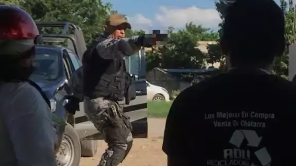 El policía amenazó a varias personas donde se encontraba niños con un arma de fuego