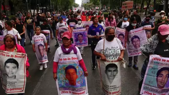 Elementos de la FGR detuvieron al general retirado Rafael Hernández Nieto, presuntamente involucrado en la desaparición de los 43 normalistas de Ayotzinapa.

