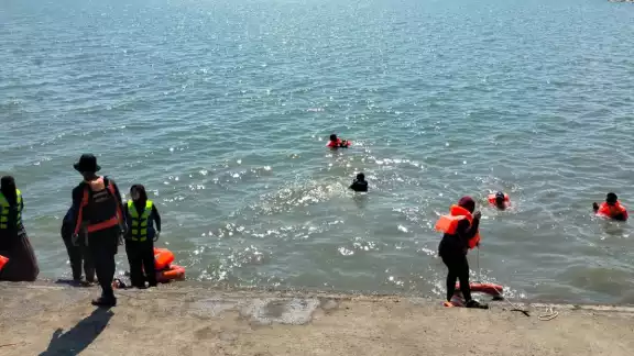 Naufragio de barco en Indonesia deja 15 muertos y 19 desaparecidos