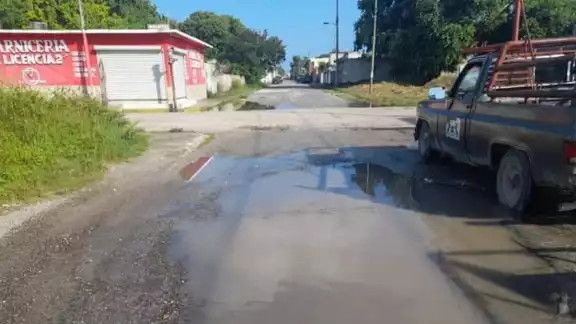 La rótula del vehículo se rompió cuando el neumático cayó en el bache La rótula del vehículo se rompió cuando el neumático cayó en el bache