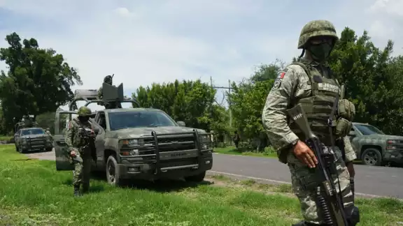 Un enfrentamiento a balazos entre militares del Ejército mexicano y un grupo de sicarios de grupos del narcotráfico dejó un saldo de siete muertos y seis detenidos