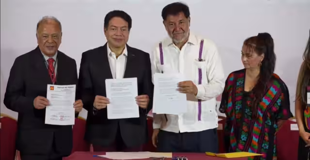 Noroña oficializa registro en proceso por la candidatura presidencial de Morena y aliados
