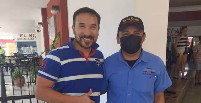 Luis Manuel Ávila se tomó fotografías con sus seguidores de Motul, Yucatán