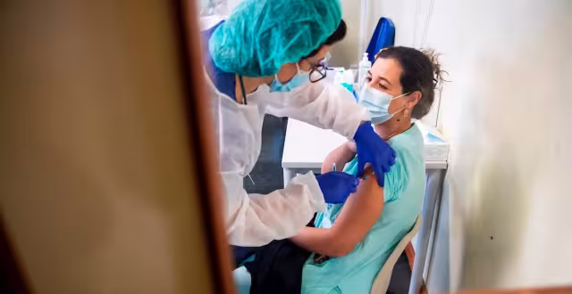 España aplicará tercera dosis de vacuna contra la Covid-19 a mayores de 70 años