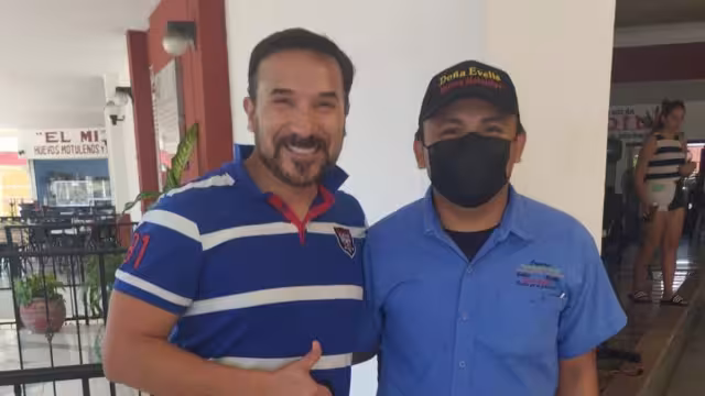Luis Manuel Ávila se tomó fotografías con sus seguidores de Motul, Yucatán