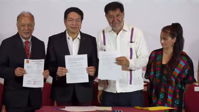 Noroña oficializa registro en proceso por la candidatura presidencial de Morena y aliados
