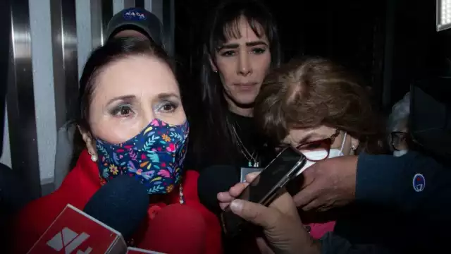 Rosario Robles acude a firmar y entrega su pasaporte a la FGR