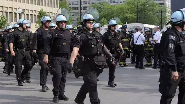 Los medios locales informan que uno de los oficiales ha sido acusado de embarazar a una adolescente.
