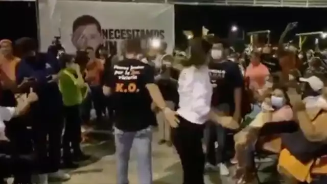 Eliseo Fernández, candidato de MC, toca de manera inapropiada a su compañera Biby Karen Rabelo de la Torre