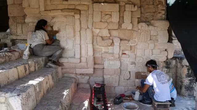 El elemento recién localizado está adosado a una fachada y en él se observa a una gobernante