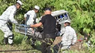 Suman 17 muertos por la caída de un autobús en un barranco en Nayarit
