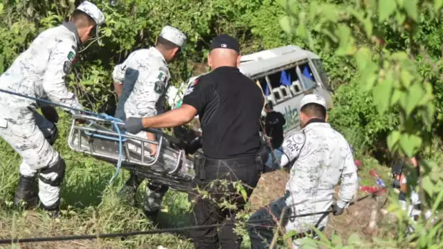 Suman 17 muertos por la caída de un autobús en un barranco en Nayarit
