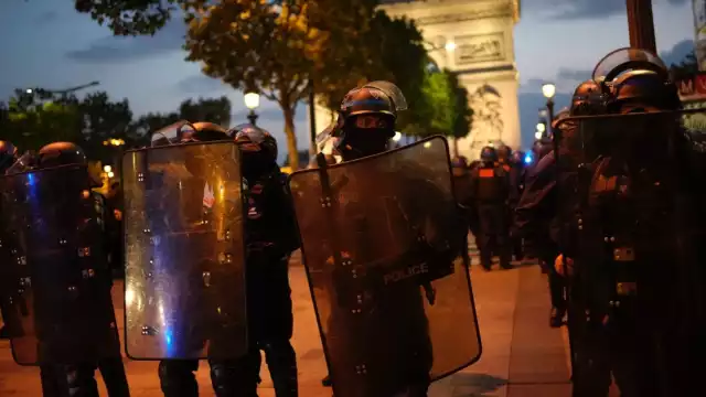 Detienen a 157 manifestantes, en su mayoría adolescentes, en la sexta noche de disturbios en Francia
