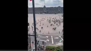 Se desata la locura en el Zócalo de la CDMX por concierto de Grupo Firme: VIDEO