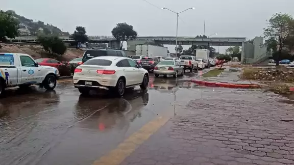 Las lluvias en Tijuana han provocado inundaciones en colonias como Centro, Zona Río y cerca de las Vías Rápidas