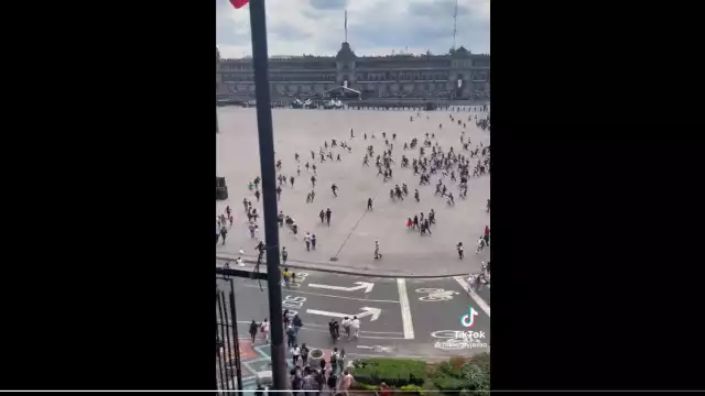 Se desata la locura en el Zócalo de la CDMX por concierto de Grupo Firme: VIDEO