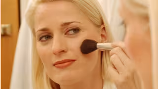 Maquillaje después de los 50: el error con el rubor que debes evitar