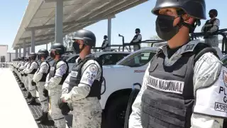 Policías municipales golpean a elemento de la Guardia Nacional
