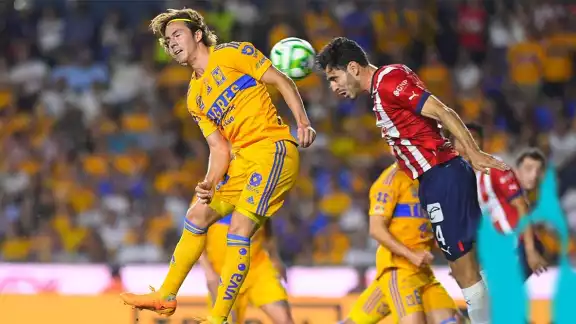 Tigres empató sin goles contra Chivas en el Estadio Universitario y todo se definirá en el Akron el domingo 28 de mayo. Tigres empató sin goles contra Chivas en el Estadio Universitario y todo se definirá en el Akron el domingo 28 de mayo.