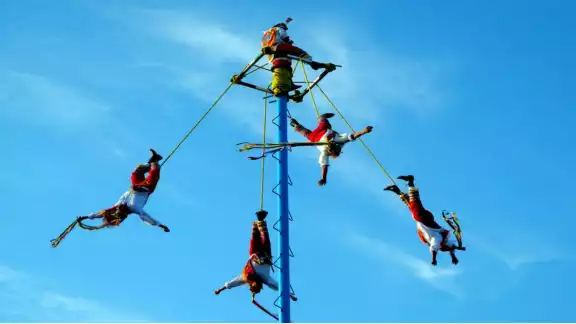 Volador de Papantla fallece al caer en Puebla: VIDEO Volador de Papantla fallece al caer en Puebla: VIDEO
