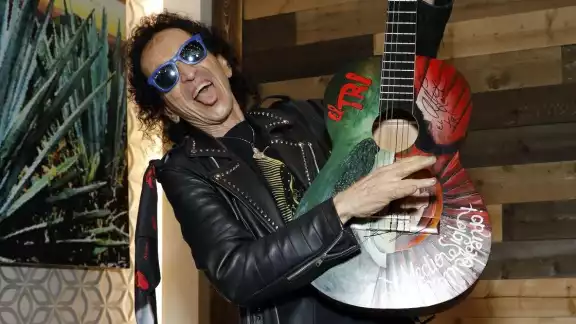 Alex Lora celebra 55 años de carrera y busca romper un peculiar récord Guinness Alex Lora celebra 55 años de carrera y busca romper un peculiar récord Guinness