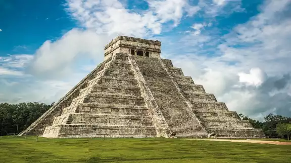 La pirámide de Chichén Itzá tiene un área de aproximadamente 6.5 Km², donde se encuentran diferentes construcciones