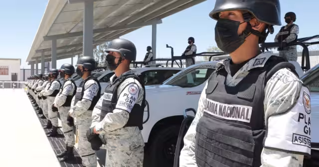 Policías municipales golpean a elemento de la Guardia Nacional
