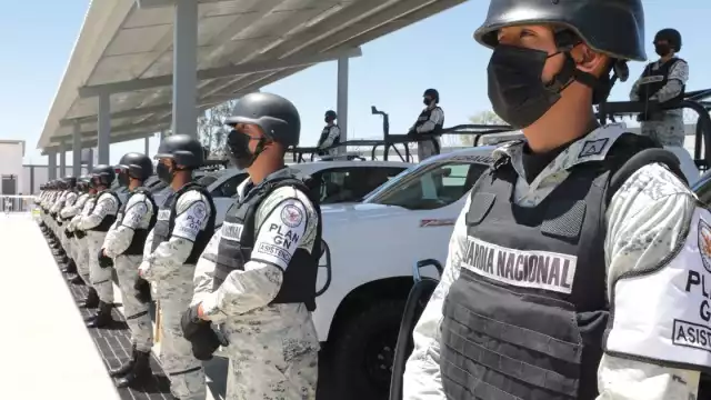 Policías municipales golpean a elemento de la Guardia Nacional
