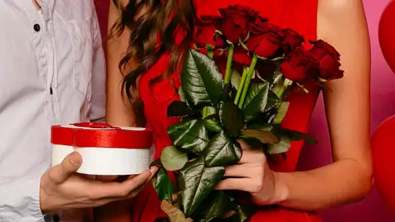 Vendedores están surtiendo sus tiendas, con regalos y flores, para el 14 de febrero