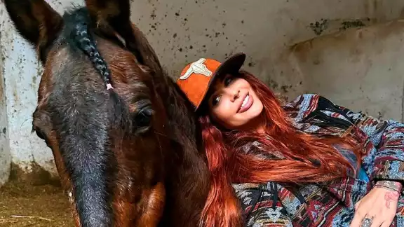 Elena Larrea se ganó muchas enemistades en su labor de rescatar a los equinos del maltrato animal Elena Larrea se ganó muchas enemistades en su labor de rescatar a los equinos del maltrato animal