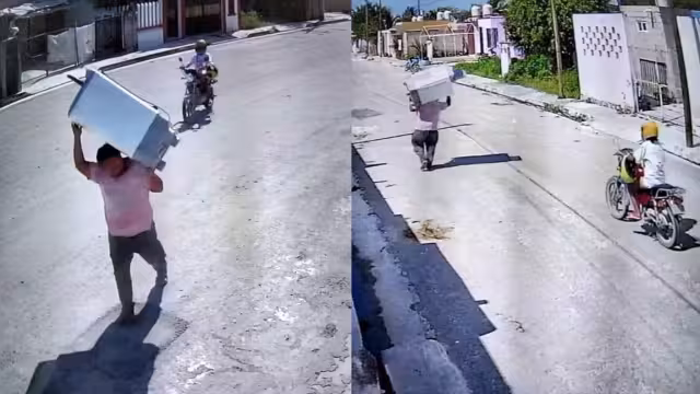 Mientras uno de los ladrones se llevaba cargando la lavadora, el segundo lo acompañaba a bordo de una motocicleta