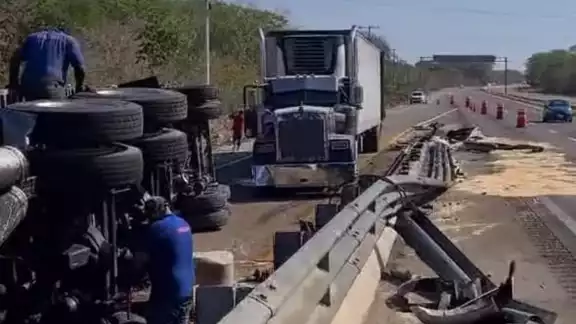 El trailero resultó ileso tras el fuerte accidente El trailero resultó ileso tras el fuerte accidente