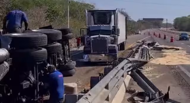 El trailero resultó ileso tras el fuerte accidente