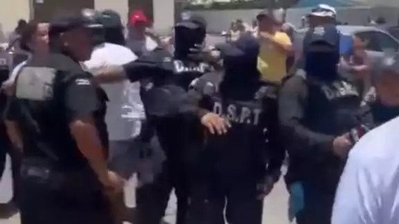Las dos mujeres fueron abordadas por policías Las dos mujeres fueron abordadas por policías