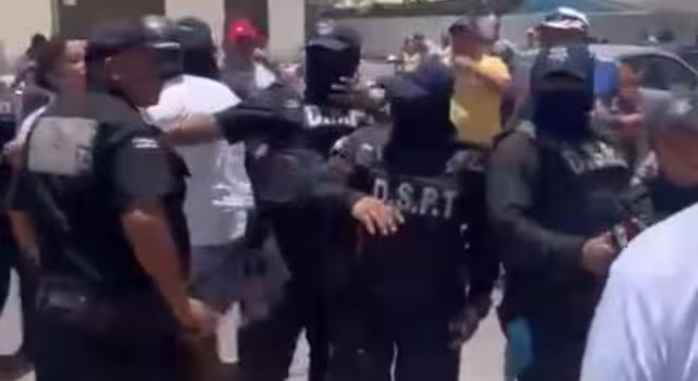 Las dos mujeres fueron abordadas por policías