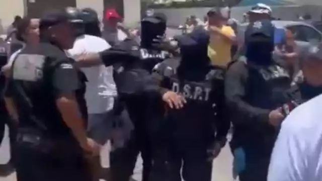 Las dos mujeres fueron abordadas por policías