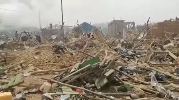 La colisión provocó una enorme explosión que prácticamente arrasó la localidad, donde decenas de edificios quedaron reducidos a escombros.