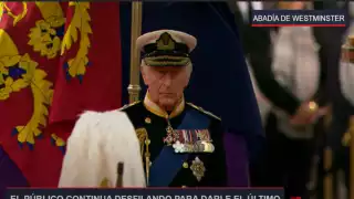 Carlos III y sus hermanos velan el féretro de Isabel II