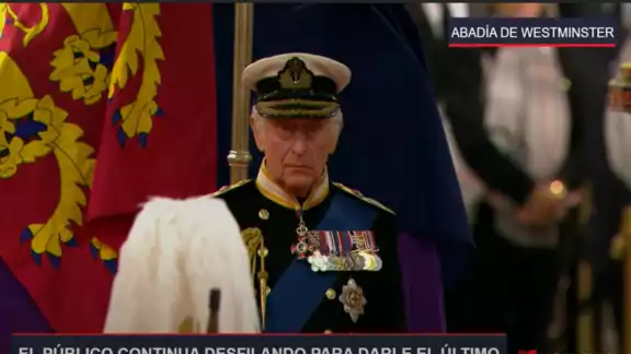 Carlos III y sus hermanos velan el féretro de Isabel II Carlos III y sus hermanos velan el féretro de Isabel II