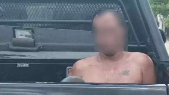 El hombre intentó escapar, pero fue detenido momentos después