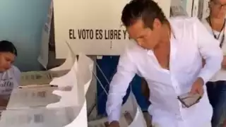 Roberto Palazuelos, candidato al Senado por Movimiento Ciudadano, llega a votar en Tulum