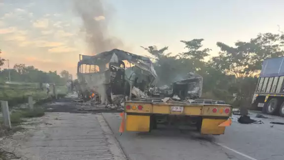 Uno de los conductores aparentemente se quedó dormido al volante, causando la colisión Uno de los conductores aparentemente se quedó dormido al volante, causando la colisión