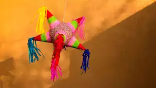 El palo que utilizamos para pegarle a la piñata y poder romperla representa la fuerza con la que vencemos al mal