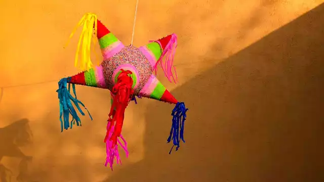 El palo que utilizamos para pegarle a la piñata y poder romperla representa la fuerza con la que vencemos al mal