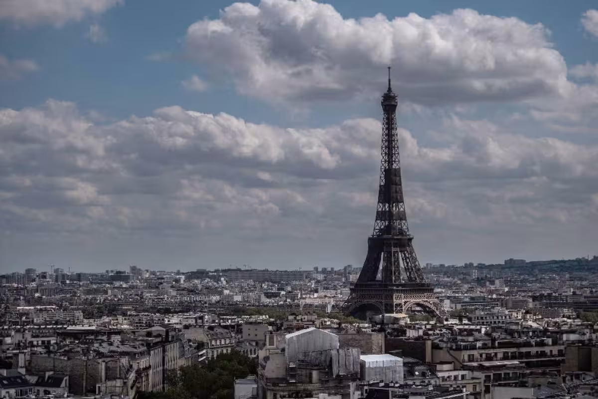 Evacuan a turistas en la Torre Eiffel por una amenaza de bomba - PorEsto