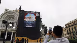 Greenpeace desplegó la lona en los andamios en Bellas Artes