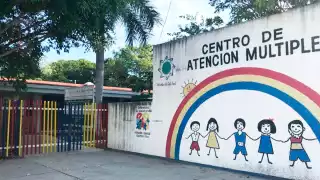 A menos de un mes de haberse limpiado la calle cerca del Centro de Atención Múltiple 'Ann Sulivan', descubrieron a un hombre tirando basura