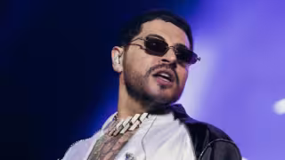 Eduin Caz canta en la sala de espera de un aeropuerto y sorprende a los pasajeros